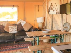 托特尼斯Semira Tent Lodge的客厅配有沙发和桌子