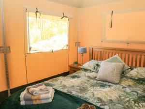 托特尼斯Semira Tent Lodge的一间卧室设有一张带窗户和窗户的床。