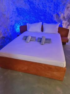 海若克利欧Anassa Cave by Estia的一张床上有两个枕头的房间