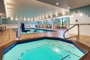 比林斯比林斯东智选假日酒店的游泳池,位于酒店带游泳池的房间