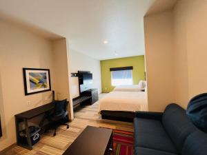 萨利纳斯Holiday Inn Express & Suites Salinas, an IHG Hotel的酒店客房,配有床和沙发
