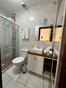 卡内拉Pousada Cinnamon的浴室配有卫生间、盥洗盆和淋浴。