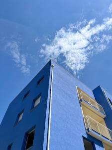 斯培西亚Subalterno 33的蓝色的建筑,背景是天空