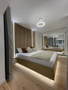 雅西Palas Loft的一间卧室配有一张大床和大镜子