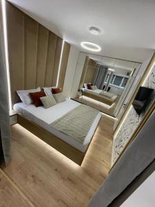 雅西Palas Loft的一间卧室配有一张大床和镜子