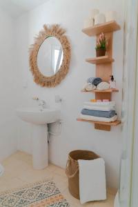 Le KramLe Majorelle de Carthage的浴室设有水槽和墙上的镜子