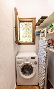 普拉加德阿罗Villa Ventisca的小型客房设有窗户,配有洗衣机。