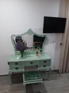 派瓦堡CRASTO PAYVA DOURO NATURE的一张带镜子和鲜花的绿色书桌