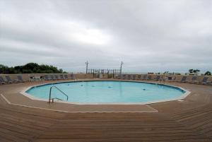 大洋城Highpoint S 6H的停车场内一个带椅子的大型游泳池
