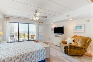 大洋城Highpoint S 6H的一间卧室配有一张床、一张沙发和一台电视。