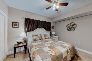 墨西哥比奇Paradise Shores 105的一间卧室配有一张床和吊扇
