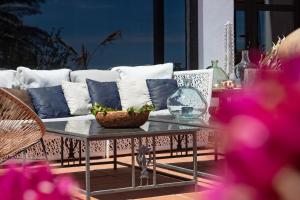 马赫5 Suites Lanzarote的客厅配有沙发和桌子