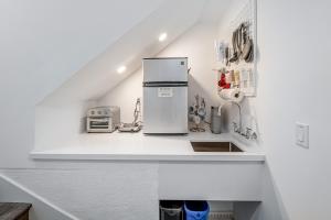 圣地亚哥Sweet Escape的白色的厨房配有冰箱和水槽