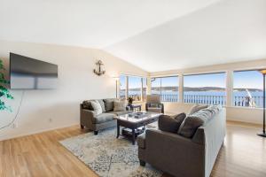 Maple Grove BeachEagle Eye Retreat的客厅配有两张沙发和一台电视