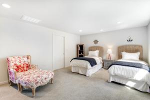 Maple Grove BeachEagle Eye Retreat的一间卧室配有两张床和椅子