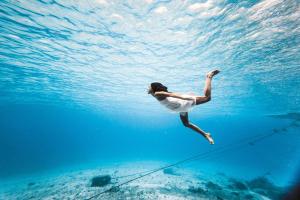 科苏梅尔Hotel B Cozumel的女人在水中游泳