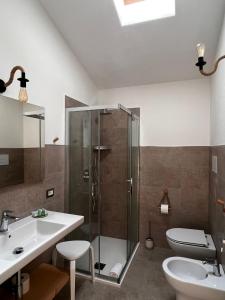 西尼斯科拉Domoemare的带淋浴、盥洗盆和卫生间的浴室