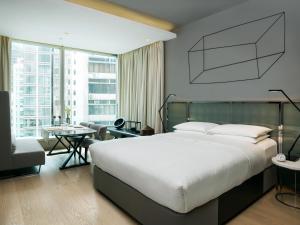香港99号宝恒酒店的一间带大床的卧室和一间客厅