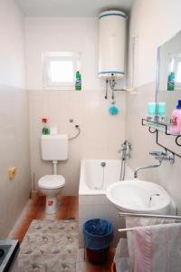 苏佩塔尔Apartments with a parking space Supetar, Brac - 6035的浴室配有白色卫生间和盥洗盆。