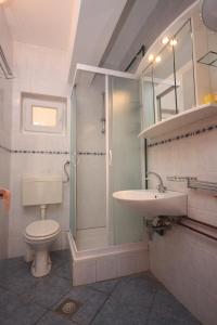 德拉格Apartments by the sea Drage, Biograd - 6171的带淋浴、卫生间和盥洗盆的浴室