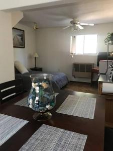 苏珊维尔Cheerful 2-Bedroom Cottage Near Eagle Lake的客厅里一张桌子上的花瓶