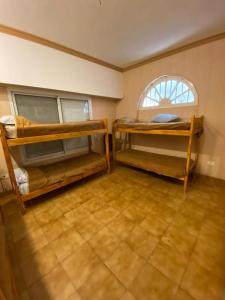 圣达菲OLO Hostel的客房设有两张双层床和一扇窗户。
