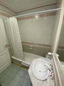 圣达菲OLO Hostel的一间带水槽和淋浴的浴室