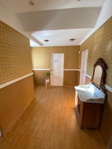 圣达菲OLO Hostel的客房内的浴室设有水槽和镜子