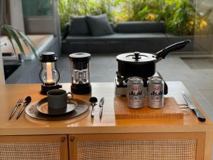 五岛hotel sou #sou的一张桌子,上面有咖啡壶和锅子