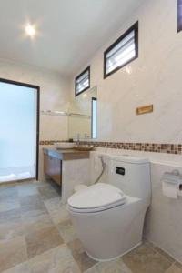 班巴克洛月光小屋度假村的浴室配有白色卫生间和盥洗盆。