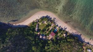 瑟克通Catappa Village Lombok的海滩上岛屿的空中景致