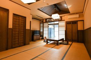植木町Ryokan Yayanoyu的一间房间中间设有长凳的房间