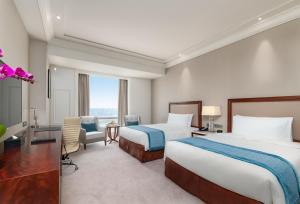 上海上海中庚聚龙酒店的酒店客房配有两张床和一张书桌