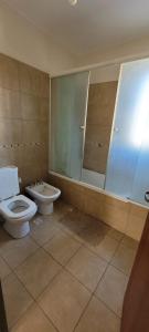 卡塔马卡Dúplex amplio y luminoso的浴室配有卫生间、盥洗盆和淋浴。