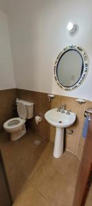 卡塔马卡Dúplex amplio y luminoso的一间带卫生间、水槽和镜子的浴室