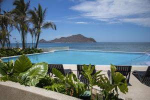 马萨特兰Viaggio Resort Mazatlán的海景游泳池