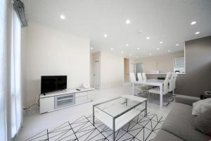 Kanayama白浜貸別荘2−43的带沙发、桌子和电视的客厅