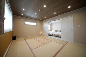 Kanayama白浜貸別荘2−43的一间设有一间卧室的大房间