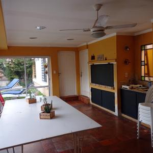 康考迪亚Habitación de huéspedes con entrada independiente的一间厨房,在房间内配有白色桌子