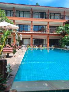 拉迈大泰屋度假酒店的酒店前的游泳池