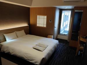京都ALA HOTEL KYOTO的酒店客房设有床和窗户。