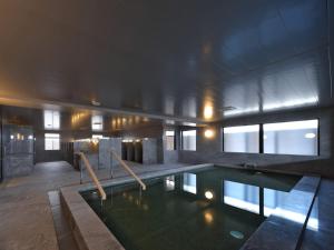 京都ALA HOTEL KYOTO的中间设有游泳池的房子