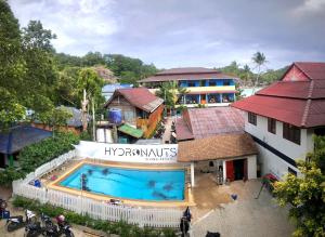 涛岛Hydronauts Diving Resort - Koh Tao的大楼旁游泳池的顶部景色
