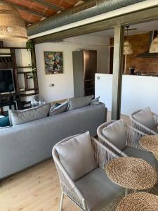 卡斯特尔德费尔斯Villa Bella的客厅配有沙发和一些桌椅