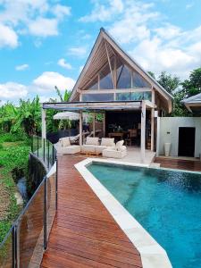 坎古Stay at My Place Bali的一座带游泳池和木甲板的房子