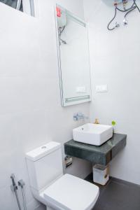 拉维尼亚山ARON'S Lavinia RUBY的浴室配有白色卫生间和盥洗盆。