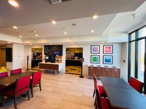 萨利纳斯Holiday Inn Express & Suites Salinas, an IHG Hotel的一间带桌椅和柜台的餐厅