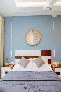 拉维尼亚山ARON'S Lavinia TOPAZ的一间卧室配有一张蓝色墙壁的床