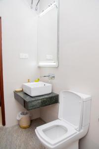 拉维尼亚山ARON'S Lavinia SAPPHIRE的浴室配有白色卫生间和盥洗盆。