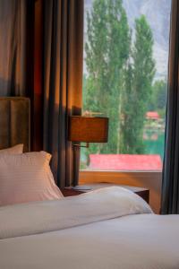 锡卡都Tibet Hotel的一间卧室设有一张床和一个大窗户